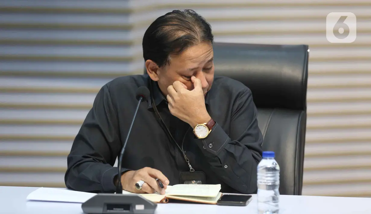 Dari tujuh orang yang ditangkap, KPK menyebut tiga orang berasal dari PN Depok dan empat lainnya dari pihak perusahaan PT KRB. Tampak dalam foto, Ketua Bidang Pengawasan Hakim dan Investigasi Komisi Yudisial (KY), Abhan, saat hadir dalam rilis penetapan dan penahanan terduga pelaku tindak pidana korupsi terkait penerimaan atau janji dalam pengurusan sengketa lahan di Pengadilan Negeri Depok di gedung Merah Putih Komisi Pemberantasan Korupsi (KPK), Jakarta, Jumat (6/2/2026). (Liputan6.com/Helmi Fithriansyah)