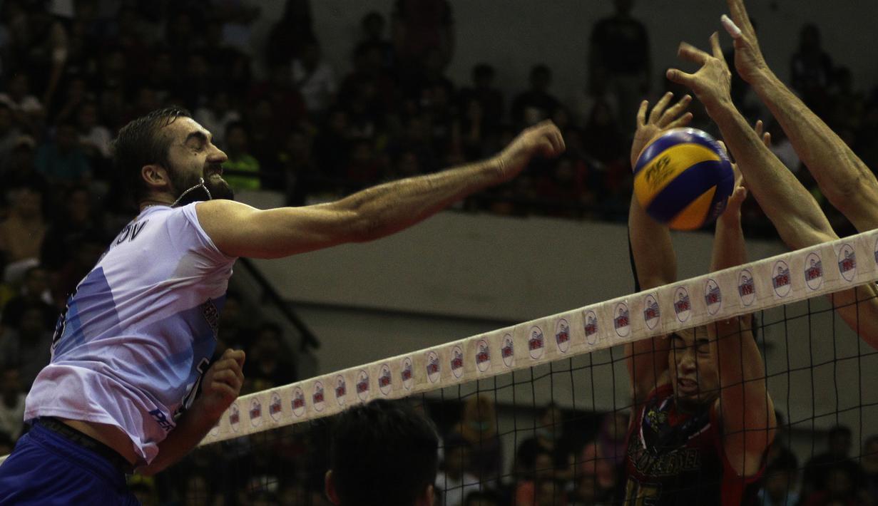 Pemain Jakarta Pertamina Energi, Aleksandar Minic, melakukan smes saat melawan Palembang Bank Sumselbabel dalam ajang Proliga 2019 di GOR Among Rogo, Yogyakarta, Minggu (24/12). JPE menang 3-1 atas PBS. (Bola.com/Yoppy Renato)