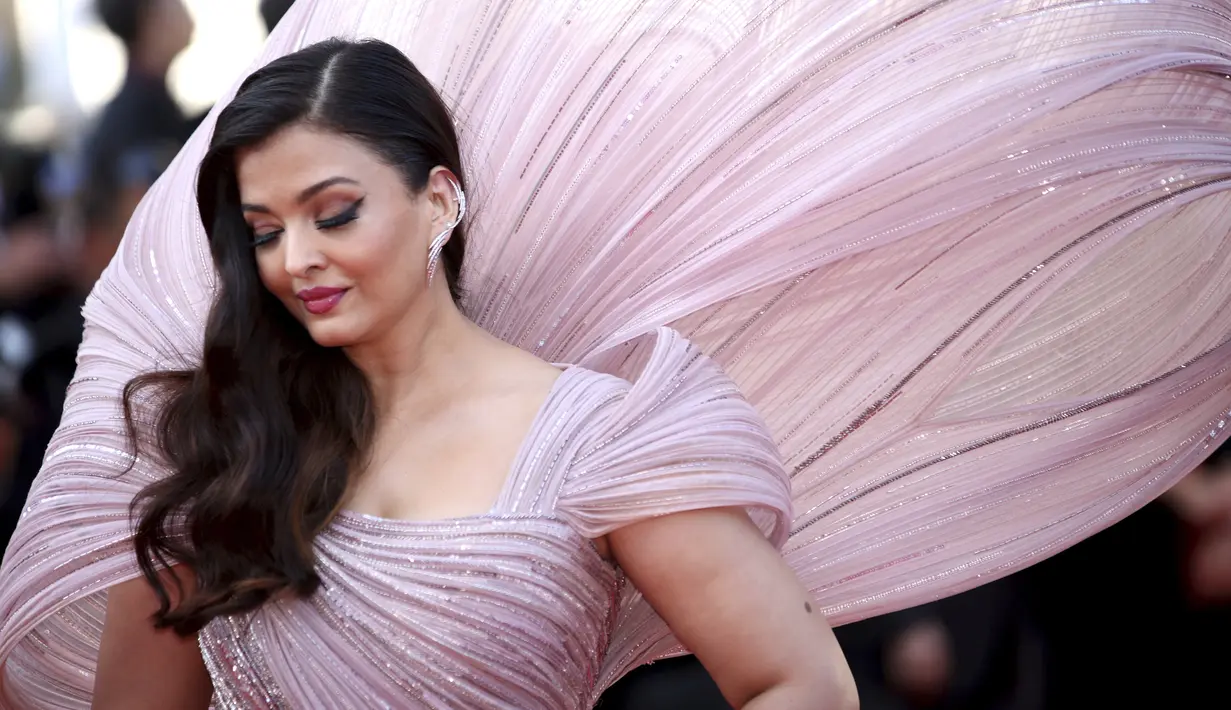 Aishwarya Rai berpose untuk fotografer setibanya pada pemutaran perdana film Armageddon Time di Festival Film Cannes, Prancis, 19 Mei 2022. (Photo by Vianney Le Caer/Invision/AP)