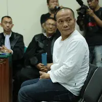 Penyanyi Iwa K hari ini Rabu (6/9/2017) menjalani sidang di Pengadilan Negeri Tangerang kasus narkoba. Sidang perdana kali ini beragendakan pembacaan dakwaan oleh Jaksa Penuntut Umum (JPU) dan keterangan saksi dari JPU. (Adrian Putra/Bintang.com)