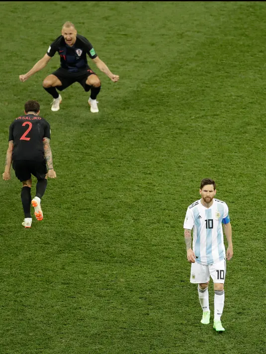 Kapten timnas Argentina, Lionel Messi berjalan saat pemain Kroasia merayakan kemenangan pada akhir pertandingan Grup D Piala Dunia 2018 di Nizhy Novgorod Stadium, Rusia, Jumat (22/6). Argentina harus mengakui keunggulan Kroasia 0-3. (AP/Michael Sohn)