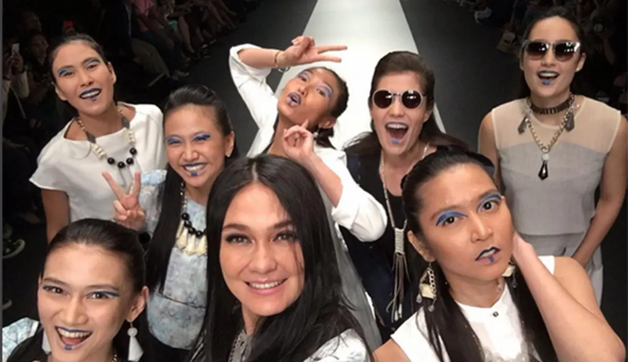 Bahkan di akhir fashion show, para artis-artis tersebut heboh melakukan selfie di catwalk. (Via Instagram/@Lunahabit)