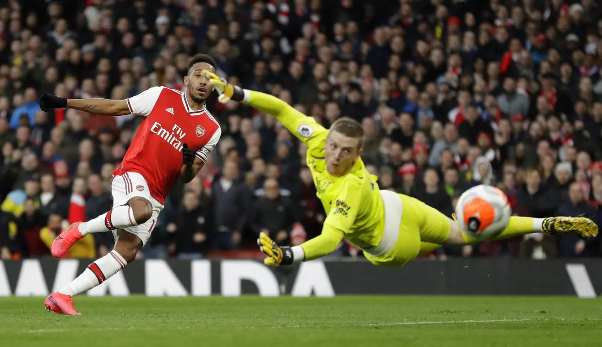 Pemain Arsenal Pierre-Emerick Aubameyang (kiri) mencetak gol ke gawang Everton pada pertandingan Liga Inggris di Emirates Stadium, London, Minggu (23/2/2020). Arsenal menang 3-2. (AP Photo/Kirsty Wigglesworth)