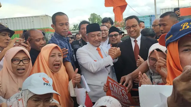Emak-emak PKS menggerubuti Anies Baswedan untuk foto bersama. (Winda Nelfira/Liputan6.com)