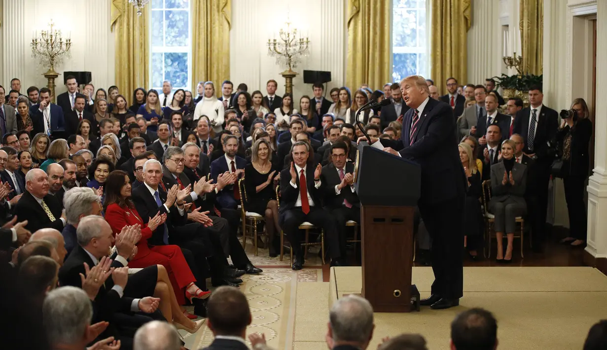Presiden Donald Trump memberikan keterangan kepada awak media di Ruang Timur Gedung Putih, Washington (6/2/2020). Trump tak terbukti melanggar pasal penyalahgunaan kekuasaan (abuse of power) dan obstruksi keadilan (obstruction of justice). (AP Photo/Patrick Semansky)