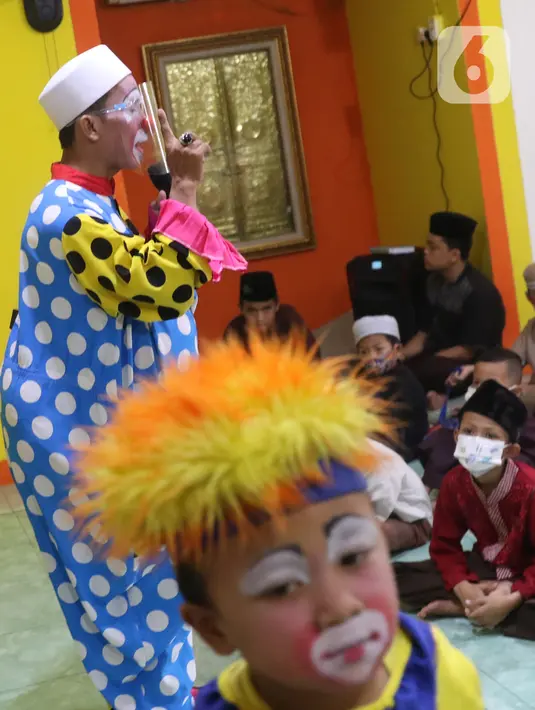 Yahya Edward menggunakan kostum badut berceramah di depan anak-anak di Pinang, Kota Tangerang, Banten, Kamis (29/4/2021). Mengajar ngaji menggunakan kostum badut tersebut untuk memotivasi anak-anak agar tetap semangat belajar sekaligus untuk menghibur anak didiknya. (Liputan6.com/Angga Yuniar)