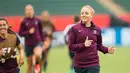 Pemain Inggris, Alex Greenwood saat sesi latihan di Stadium Commonwealth, Edmonton, Kanada, Selasa (30/6/2015). Inggris akan menghadapi Jepang di semifinal Piala Dunia Wanita 2015. (AFP Photo/Geoff Robins)