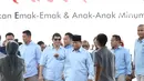 Capres nomor urut dua Prabowo Subianto menyapa emak-emak pada acara Deklarasi Emak-emak dan anak-anak minum susu (Gerakan Emas) di Lapangan stadion Perumnas Klender, Jakarta Timur,Rabu (24/10). (Merdeka.com/Imam Buhori)