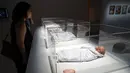 Pengunjung melihat instalasi seni oleh Agatha Haines berjudul Transfigurasi ditampilkan di museum Art Science, Singapura, Kamis (18/5). Pameran futuristik ini adalah karya dari 40 lebih seniman internasional. (AFP FOTO / ROSLAN RAHMAN)