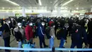 Penumpang mengantre untuk melewati bea cukai setelah tiba di Bandara Internasional Hangzhou Xiaoshan di provinsi Zhejiang timur China (8/1/2023). China mencabut persyaratan karantina untuk pelancong yang datang pada (8/1), mengakhiri isolasi yang diberlakukan sendiri selama hampir tiga tahun bahkan saat negara tersebut berjuang melawan wabah lonjakan kasus Covid. (AFP/STR)