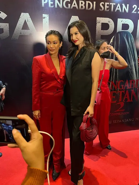 Pada gala premiere tersebut, aktris yang kerap tampil seksi ini juga berfoto dengan beberapa tamu undangan. Salah satunya Raline Shah yang memakai outfit serba hitam. Dalam tampilannya, blazer yang dikenakan Ratu Felisha memiliki aksen sayap di bagian belakangnya. Material satin makin menambah kemewahan ansambel tersebut. (Liputan6.com/IG/@ralineshah)