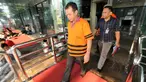 Anggota Majelis Hakim PTUN Medan Dermawan Ginting meninggalkan Gedung KPK, Jakarta, Kamis (22/9/2015). Dermawan Ginting diperiksa terkait kasus dugaan suap yang melibatkan OC Kaligis. (Liputan6.com/Helmi Afandi)