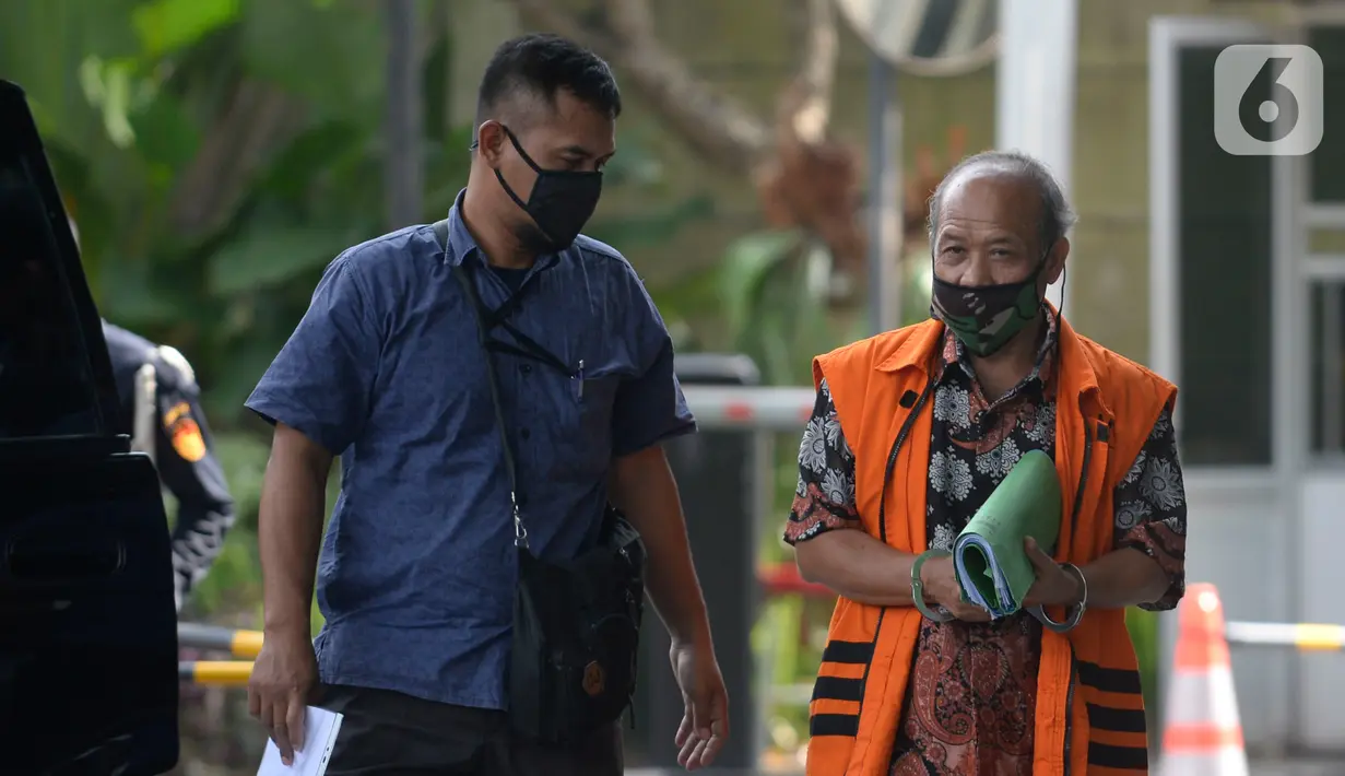 Mantan anggota DPRD Kota Bandung, Kadar Slamet berjalan akan menandatangani surat perpanjangan penahanan di Gedung KPK, Jakarta, Rabu (13/5/2020). Kadar tertangkap terkait dugaan korupsi pengadaan tanah untuk RTH di lingkungan Pemerintah Kota Bandung Tahun 2012-2013. (merdeka.com/Dwi Narwoko)