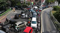Kondisi lalu lintas semrawut saat penutupan ruas Jalan Veteran akibat adanya sidang sengketa Pilpres 2019 di Gedung Mahkamah Konstitusi (MK), Jakarta, Selasa (18/6/2019). Penutupan Jalan Veteran mengakibatkan kemacetan lalu lintas di sekitar kawasan tersebut. (Liputan6.com/JohanTallo)