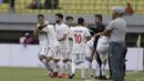Pemain Timnas Iran U-19 merayakan gol yang dicetak Mahdi Hasmemnezhad ke gawang Timnas Indonesia U-19 pada laga uji coba di Stadion Patriot Chandrabhaga, Bekasi, Sabtu (7/9). Indonesia kalah 2-4 atas Iran. (Bola.com/Yoppy Renato)