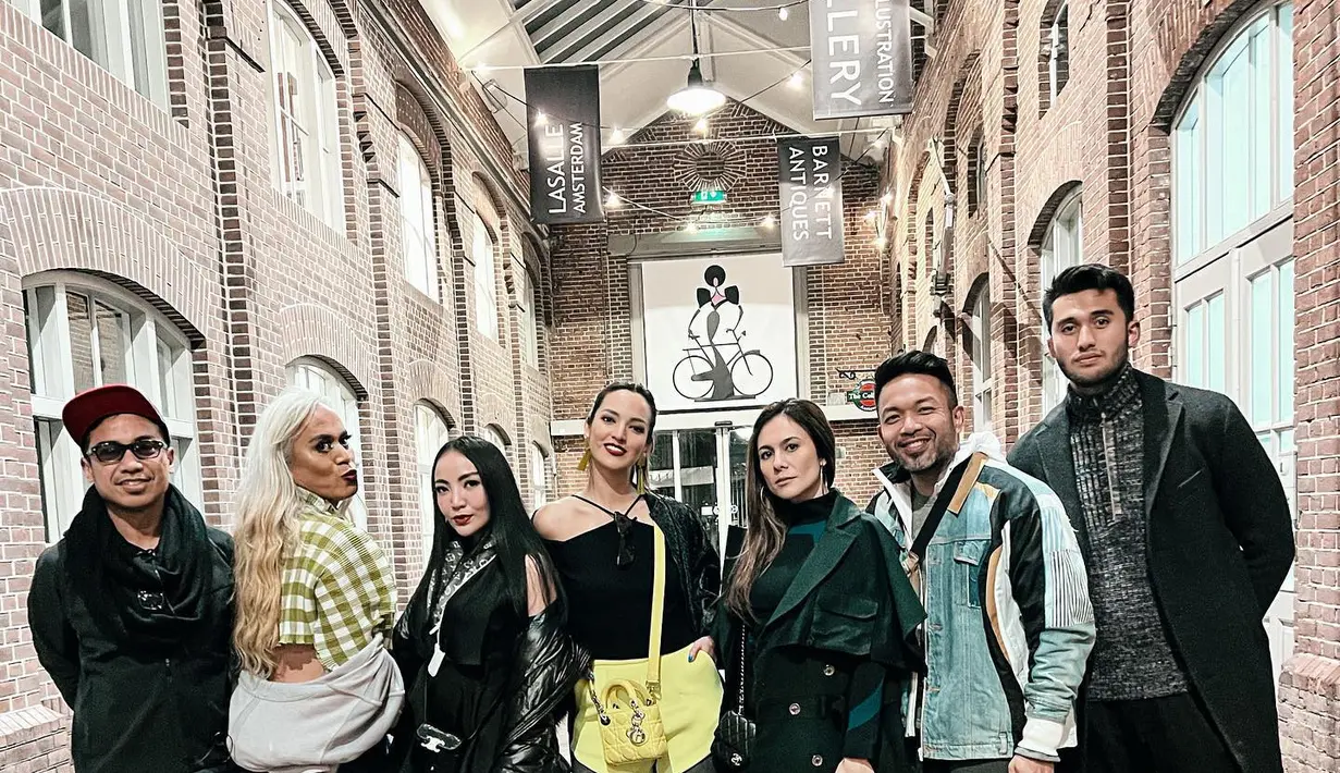 Berkumpul bersama gengnya di Amsterdam adalah pengalaman seru bagi Nia Ramadhani. "Such a great experience," kata dia. (Foto: Instagram/ ramadhaniabakrie)