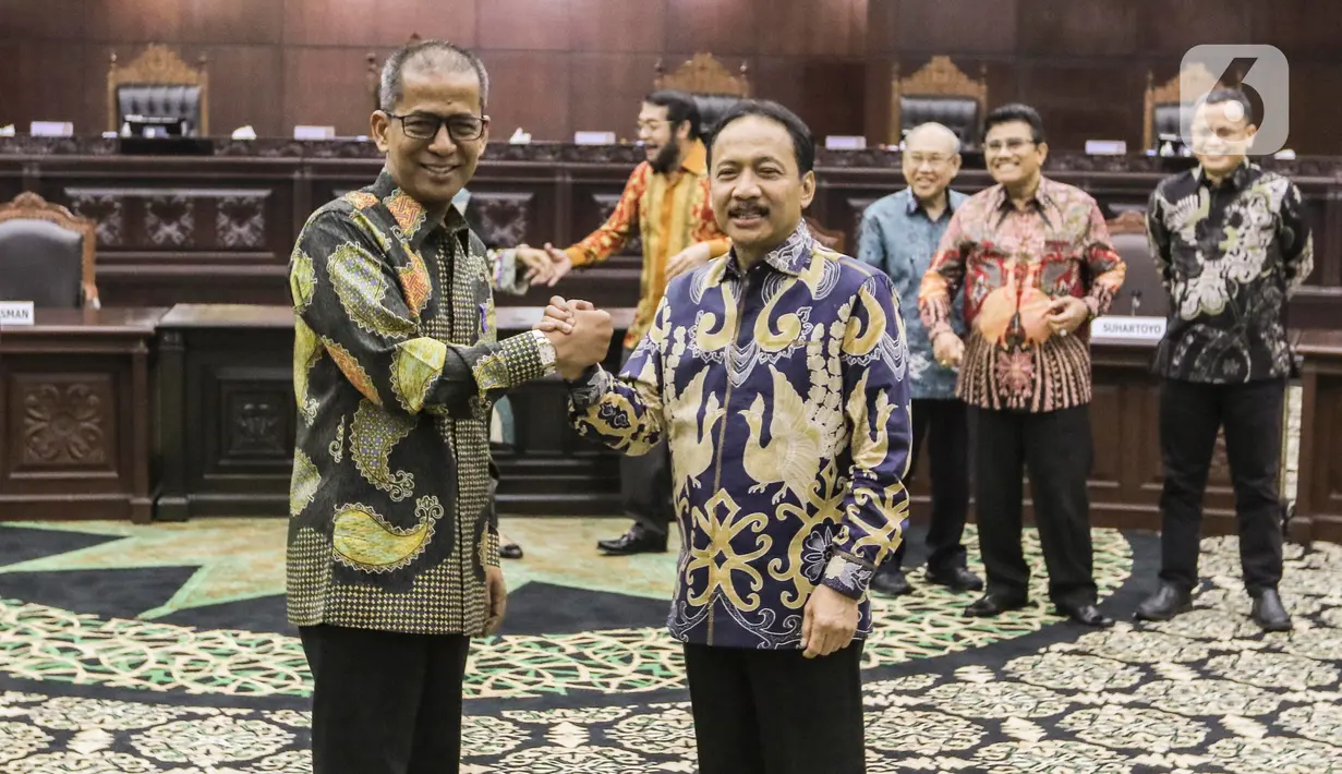 <p>Ketua Mahkamah Konstitusi (MK) terpilih Suhartoyo (kanan) berjabat tangan dengan Wakil Ketua MK Sadil Isra (kiri) usai memberikan keterangan pers di Gedung Mahkamah Konstitusi, Jakarta, Kamis (9/11/2023). (Liputan6.com/Angga Yuniar)</p>
