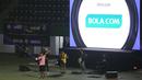 Penampilan grup musik dalam acara nonton bareng final Liga Champions 2022/2023 antara Inter Milan vs Man City bersama Inter Club Indonesia (ICI) di Tennis Indoor Senayan, Jakarta, Minggu (11/6/2023) dini hari WIB. (Bola.com/Bagaskara Lazuardi)