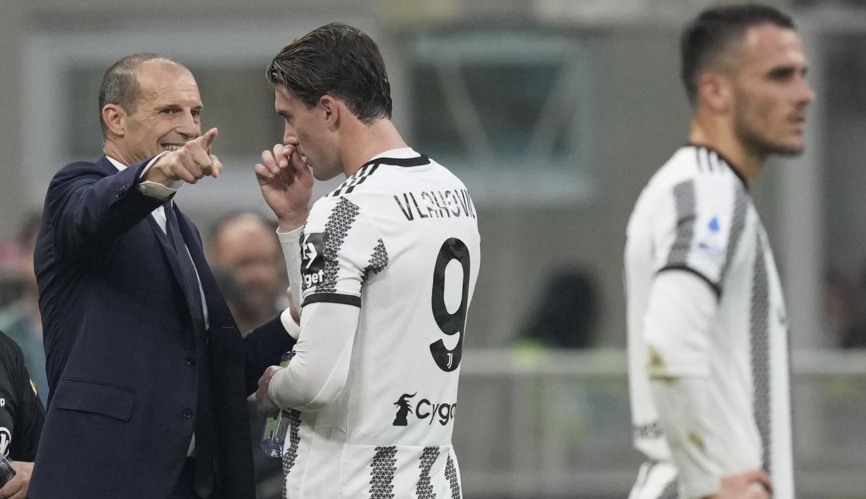 Dalam pertandingan ini Vlahovic gagal menunjukkan ketajamannya. Mantan pemain Fiorentina tersebut justru memberikan keuntungan bagi Milan. Kekalahan tim dari Massimiliano Allegri membuat Juventus menghuni posisi kedelapan dengan 13 poin. (AP Photo/Antonio Calanni)