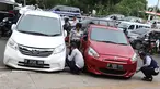 Petugas menderek dan menggembosi ban mobil yang parkir sembarangan di kawasan Tebet, Jakarta, Kamis (28/3). Meskipun berulang kali ditertibakan, namun masih banyak pengendara yang nekat parkir sembarangan sehingga mengganggu arus lalu lintas. (Liputan6.com/Immanuel Antonius)