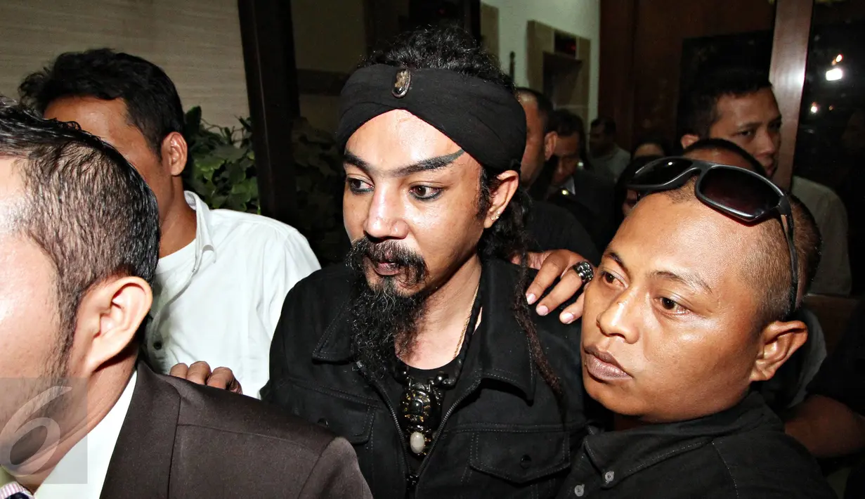 Peninsula Limbad berjalan keluar usai memenuhi panggilan Polres Metro Jakarta Utara, Senin (5/10/2015). Limbad diperiksa terkait dugaan keterlibatannya dalam kasus pencurian mobil Honda Jazz silver E1717PD milik Ibrahim. (Liputan6.com/Immanuel Antonius)
