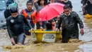 Tim penyelamat dari Kepolisian Nasional Filipina mengevakuasi warga yang menjadi korban banjir akibat Topan Vamco di Manila, Filipina (12/11/2020). Topan Vamco, topan dahsyat ketiga yang melanda Filipina dalam 11 hari terakhir, mendarat pada Rabu (11/11) malam waktu setempat. (Xinhua/Rouelle Umali)