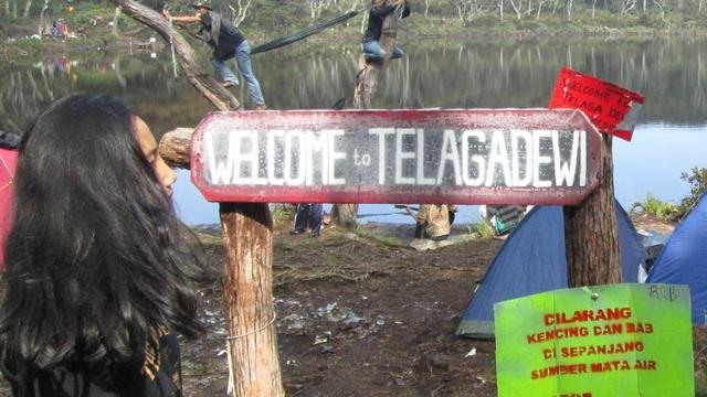 Tagline Gunung Singgalang di dekat Telaga Dewi. (Foto: Liputan6.com/ Novia Harlina)