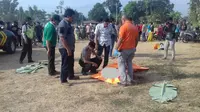 Seorang pelajar ditemukan tewas terkapar di lapangan bola di Pasuruan. Di kepala belakang terdapat tiga sayatan. (Liputan6.com/Dian Kurniawan)