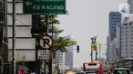 Sejumlah orang membentangkan spanduk di Patung Selamat Datang, Bundaran HI, Jakarta, Rabu (23/10/2019). Aksi ini dilakukan untuk menggalang kepedulian terhadap lingkungan Indonesia. (Liputan6.com/Faizal Fanani)