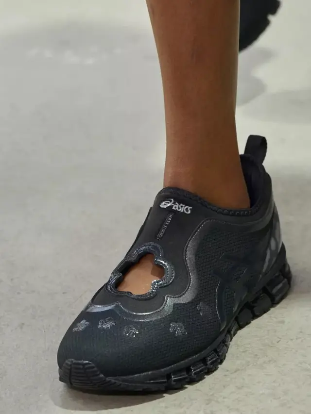 Cecilie Bahnsen x asics warna hitam. Dok. Cecilie Bahnsen