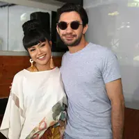 Penyanyi dan pencipta lagu Yura Yunita mengaku beruntung bisa menggandeng salah satu aktor terbaik Tanah Air, Reza Rahadian dalam menggarap video klip Intuisi. (Nurwahyunan/Bintang.com)