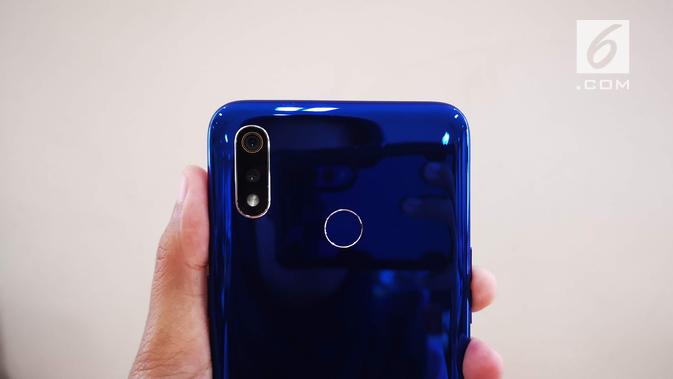 Bodi belakang Realme 3 terdapat kamera ganda lengkap dengan flash dan sebuah pemindai sidik jari (Liputan6.com/ Agustin Setyo W)
