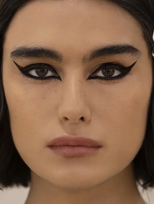 Riasan mata bersayap modern diimbangi dengan riasan wajah warna buah persik pada kelopak mata, pipi dan bibir untuk membawakan Parisian yang sebenarnya. (@chanel.beauty)