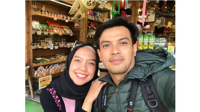 6 Potret Mesra Temmy Rahadi dan Istri, Nantikan Kelahiran Anak Kedua