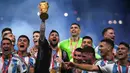 <p>Terbaru, Lionel Messi berhasil menyabet gelar Piala Dunia 2022 bersama Argentina. Mereka mengalahkan Prancis lewat babak adu penalti 4-2 setelah bermain imbang 3-3 sepanjang 120 menit pada laga yang berlangsung di Stadion Lusail, Qatar, Minggu (18/12/2022). La Pulga mencetak dua gol pada laga ini. Selain gelar juara dunia, Messi juga membawa pulang penghargaan pemain terbaik setelah membubuhkan 7 gol dari 7 pertandingan. (AFP/Franck Fife)</p>