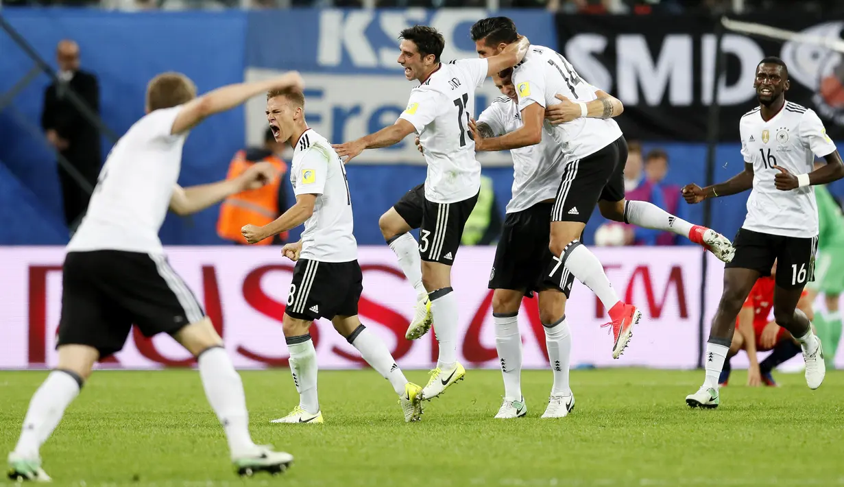 Para pemain Jerman melakukan selebrasi setelah berhasil merebut Piala Konfederasi 2017 dengan mengalahkan Cile di Stadion Saint Petersburg, Rusia, Minggu (3/7/2017). Jerman menang 1-0 atas Cile. (EPA/Yuri Kochetkov)