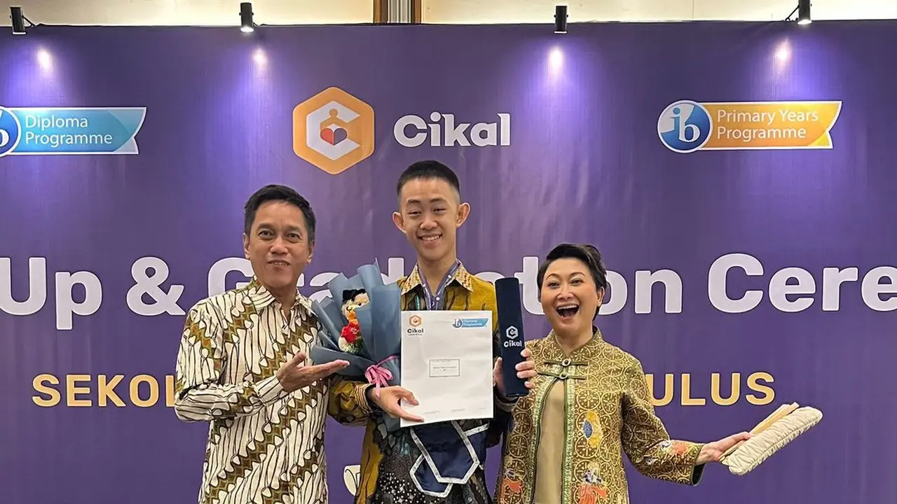 Potret wisuda Manuel anak bungsu Indy Barends (Sumber: Instagram/@indybarends)