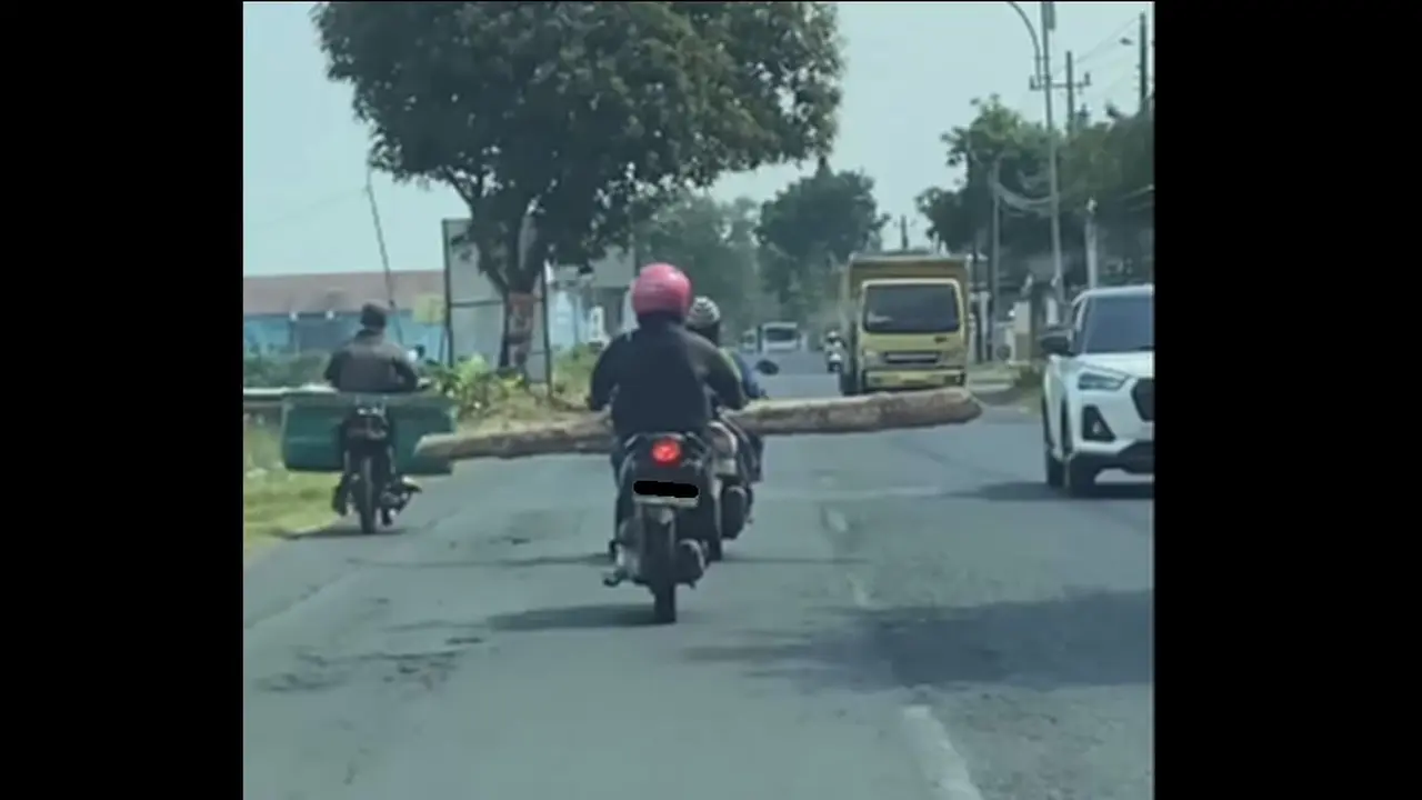 Hati-Hati Jika Bertemu Pengendara Seperti Ini, Motor Lebarnya Seperti Bus