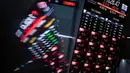 IHSG sempat membaik usai terseok-seok pada awal perdagangan dengan penghentian sementara perdagangan (trading halt) sistem perdagangan pada pukul 09.26 waktu Jakarta Automated Trading System (JATS), setelah penurunan yang mencapai delapan persen. Tampak dalam foto, papan elektronik menampilkan pergerakan Indeks Harga Saham Gabungan (IHSG) di Bursa Efek Indonesia, Jakarta, Kamis (29/1/2026). (YASUYOSHI CHIBA/AFP)