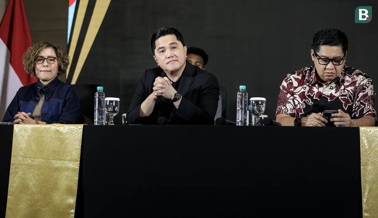 Ketua Umum PSSI, Erick Thohir (tengah), Ketua Steering Committee Piala Presiden 2025, Maruarar Sirait (tengah kanan), Direktur Programing SCM, Harsiwi Achmad dalam konferensi pers Piala Presiden 2025 di Menara Danareksa, Jakarta, Jumat (13/06/2025). (Bola.com/Bagaskara Lazuardi)