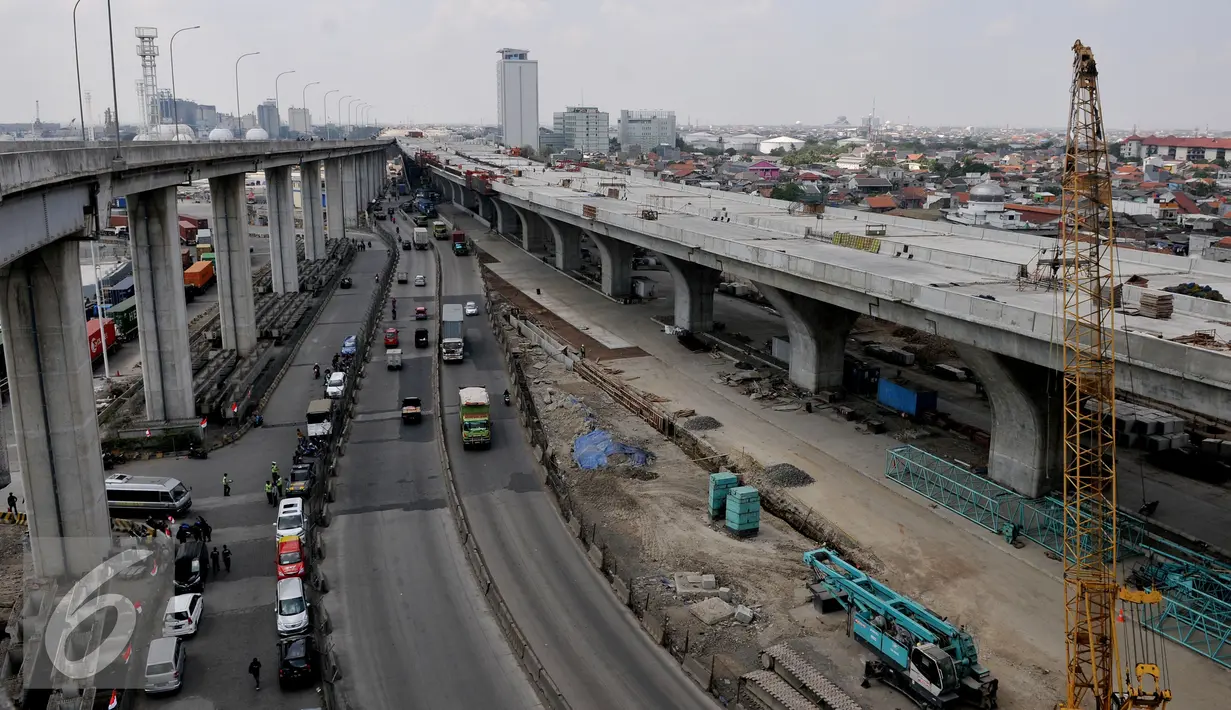 Penampakan pembangunan Proyek Jalan layang Non Tol Akses Pelabuhan Tanjung Priok-Simpang Jampea, Jakarta Utara, Selasa (28/7/2015). Kementerian PU menargetkan pembangunan jalan layang Non Tol selesai akhir tahun 2015. (Liputan6.com/JohanTallo)