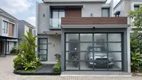 10 Model Pintu Garasi Minimalis untuk Rumah Kecil, Bikin Fasad Mewah