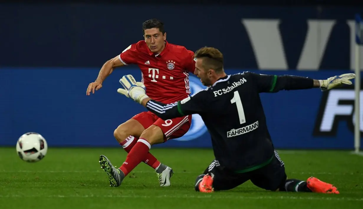Striker Bayern Munchen, Robert Lewandowski, berusaha menaklukkan kiper Schalke 04, Ralf Faehrmann, dalam lanjutan Bundesliga di Veltins Arena, Gelsenkirchen, Sabtu (10/9/2016) dini hari WIB. (AFP/Patrik Stollarz)
