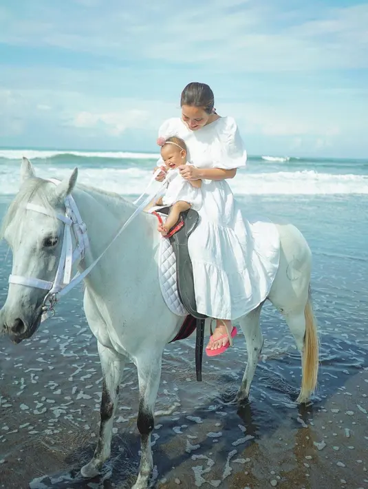 Kompak dengan busana serba putih, Shandy Aulia dan Claire pun tampik menawan. Apalagi kudanya pun berwarna putih yang membuatnya makin cocok. Netizen pun banyak yang malah salah fokus pada sendal Shandy yang berwarna pink. (Liputan6.com/IG/@shandyaulia)