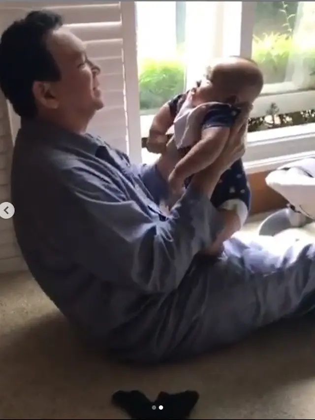 7 Momen Ahok Asuh Baby Yosafat Ini Menggemaskan