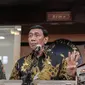 Menko Polhukam Wiranto (tengah) didampingi Panglima TNI Jenderal TNI Gatot Nurmantyo (kiri) dan Kapolri Jenderal Pol Tito Karnavian (kanan) memberi keterangan di Kemenkopolhukam, Jakarta, Jumat (6/10). (Liputan6.com/Faizal Fanani)