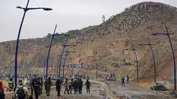 Anggota pasukan keamanan Maroko berkumpul di lokasi bentrokan dekat Fnideq, di perbatasan Maroko-Spanyol, Jumat, 31 Juli 2026. (AFP/  Abdel Majid Bziouat)