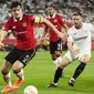 Pemain Manchester United, Harry Maguire, berusaha mengejar bola saat melawan Sevilla pada leg kedua perempat final di Ramon Sanchez Pizjuan, Jumat (21/4/2023). Biang kerok kekalahan Manchester United selanjutnya adalah sang kapten. Maguire membuat blunder hingga gawang MU kebobolan. (AP Photo/Jose Breton)