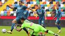 Striker AC Milan, Zlatan Ibrahimovic, berusaha melewati kiper Udinese, Juan Musso, pada laga Liga Italia di Stadion Friuli, Minggu (1/11/2020). AC Milan menang dengan skor 2-1. (Andrea Bressanutti/LaPresse via AP)