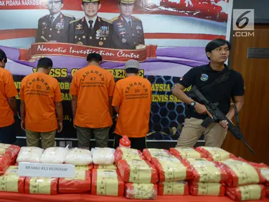 Tersangka dan barang bukti saat rilis pengungkapan peredaran narkotika jaringan internasional Malaysia-Indonesia di Bareskrim, Mabes Polri, Jakarta, Kamis (1/8/2019). Dit Tipidnarkoba Bareskrim Polri mengamankan barang bukti 43,5 kg sabu Kabupaten Bengkalis, Riau. (merdeka.com/Imam Buhori)